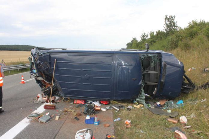 Am VW Crafter platzte während der Fahrt der hintere, linke Reifen. (Foto: Polizei RLP)