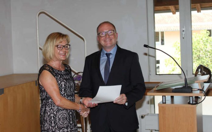 Schulrat Büchner überreichte Claudia Schwab eine Urkunde des Landes (Foto: Verbandsgemeinde Jockgrim)