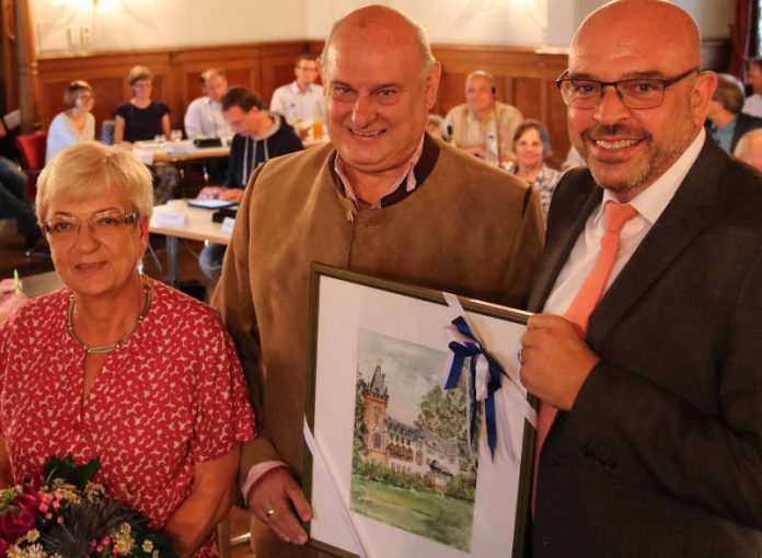 Roland Urnauer wurde von OB Heiner Bernhard verabschiedet (Foto: Stadtverwaltung Weinheim)