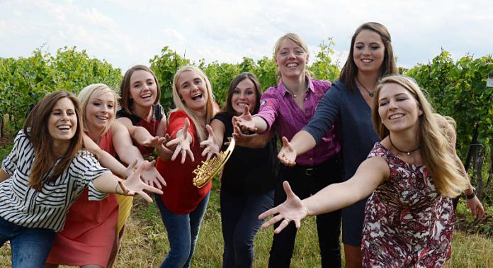 Acht Pfälzer Mädels greifen nach der Krone. v.l.: Nina Oberhofer, Isabell Grüber, Alisa Weber, Katharina Diehl, Inga Storck, Daniela Töpfer, Lilli Joachim und Sophie Conrad (Foto: Marion Linzmeier-Mehn)