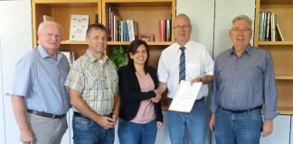 v.l.: Beigeordneter Hans Seiberth, Büroleiter Jürgen Keller, Daniela Haag, Bürgermeister Manfred Kirr, 1. Beigeordneter Hans-Werner Rey (Foto: Verbandsgemeindeverwaltung Lambrecht)