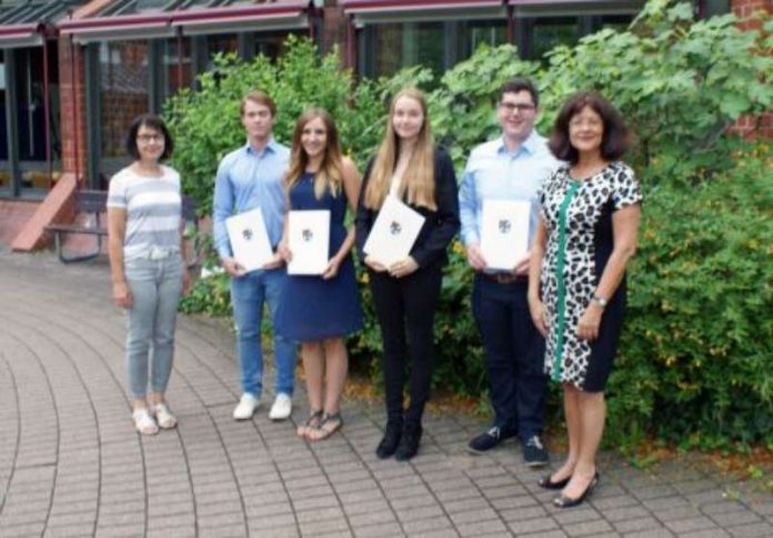 Begrüßung im Kreishaus: Landrätin Theresia Riedmaier (rechts) und Ausbildungsleiterin Angelika Schlinck (links) mit den Kreisinspektoranwärter/innen Fabian Pfaffmann, Vanessa Hoyer, Anna Noltze und Bastian Dietrich (v.l.). (Foto: Kreisverwaltung Südliche Weinstraße)