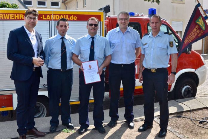 Manfred Möckli erhielt die Ehrennadel der Jugendfeuerwehr des Landes Rheinland-Pfalz (Foto: Feuerwehr Landau)