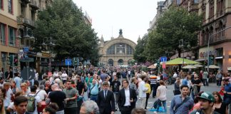 Bahnhofsviertelnacht 2017: Kaiserstraße mit Besuchern (Foto: Stadt Frankfurt/Maik Reuss)