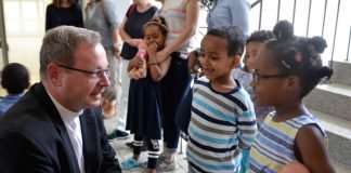 Der Limburger Bischof Georg Bätzing besuchte eine Flüchtlingsunterkunft (Foto: Katholische Stadtkirche Frankfurt)