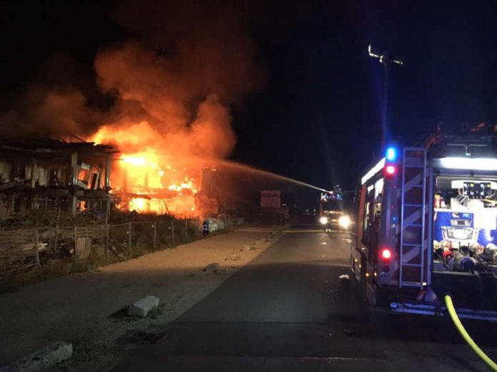 Die brennende Brandruine (Foto: Feuerwehr Landau)