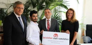 Leitender Kriminaldirektor Siegfried Kollmar, Mehmet Efetürk, Erster Bürgermeister Dr. Torsten Fetzner, Tanja Kramper (von links)