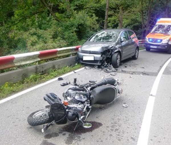 Frontalzusammenstoß mit Motorradfahrerin