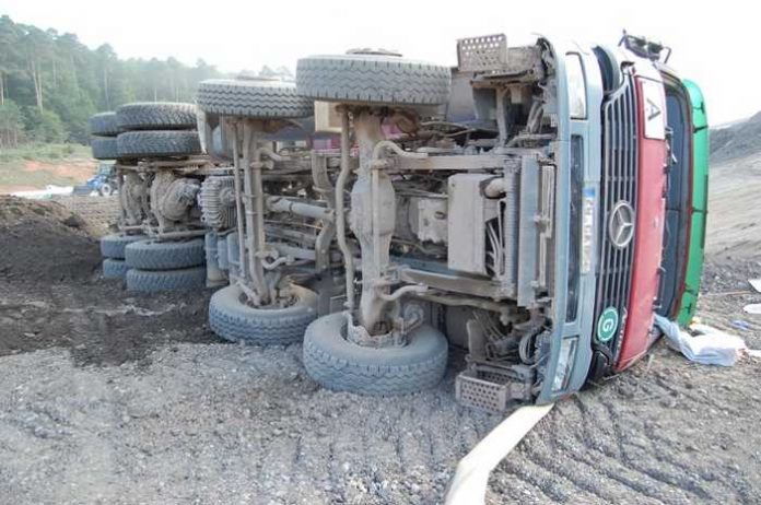 Auf unbefestigtem Gelände, an einer Steigung kam der Lastwagen ins Rutschen und kippte um