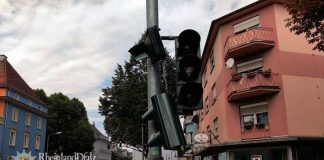 Ein Lkw hatte die Ampel gerammt und dabei die Fußgängerampel aus der Verankerung gerissen. Trotz des angerichteten Schadens fuhr der Brummi einfach weiter.