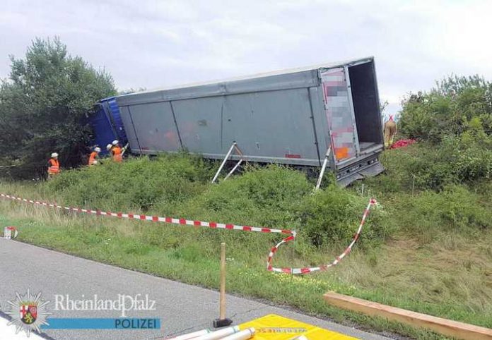 Weil der Lkw so schräg in der Böschung hängen blieb, bestand die Gefahr, dass er umkippt. Deshalb müsste er abgestützt werden.