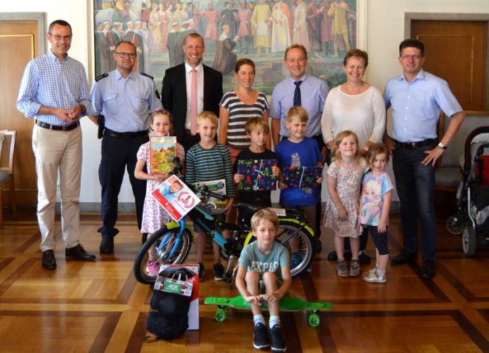 Aktionstag „Sicherer Schulweg“: Die erfolgreichsten Teilnehmerinnen und Teilnehmer wurden jetzt von Bürgermeister und Schuldezernent Dr. Maximilian Ingenthron (l.) gemeinsam mit Schulamtsleiter Ralf Müller (r.), der Polizei und den Sponsoren im Rahmen einer Feierstunde im Rathaus geehrt. (Foto: Stadt Landau in der Pfalz)