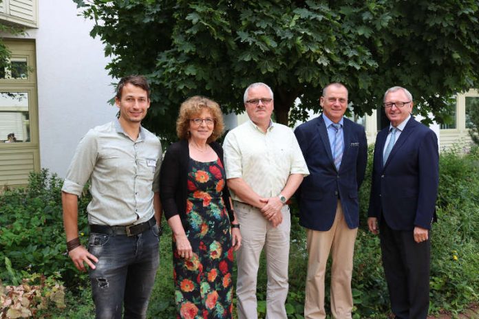 André Merker, Katharina Nuß, Dr. Dieter Sell, Dr. Gerhard Samosny, Landrat Ernst Walter Görisch (v. links nach rechts) (Foto: Luise Hussong)