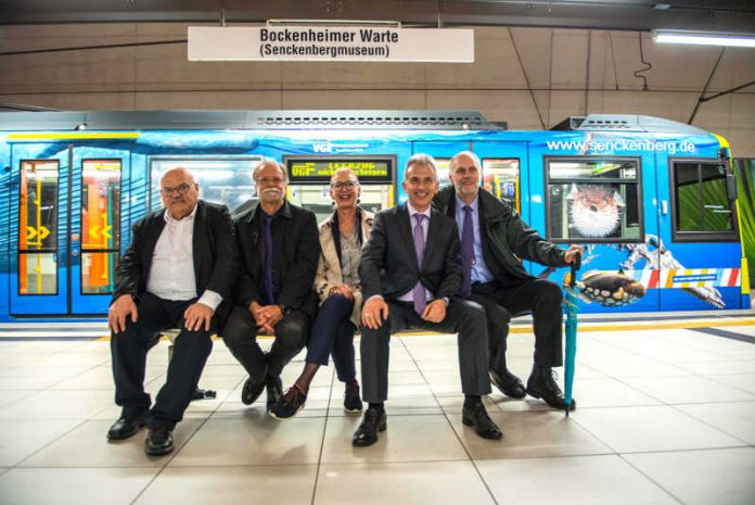 Umbenennung U-Bahn-Haltestelle Bockenheimer Warte: OB Peter Feldmann (2.v.r.) mit (l-r) Stadtrat Klaus Oesterling, Volker Mosbrugger (Direktor Senckenberg Forschungsinstitut), Beate Heraeus (Präsidentin Senckenberg Gesellschaft) und Thomas Wissgott (VGF) (Foto: Heike Lyding)