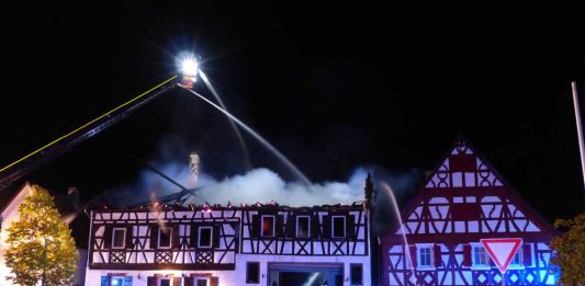 Dachstuhlbrand in Gommersheim (Foto: Feuerwehr Neustadt)