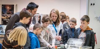 Erste Schüler erkunden das neue DLR_School_Lab TU Darmstadt (Foto: Felipe Fernandez / TU Darmstadt)