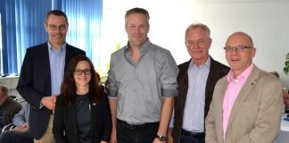 Bürgermeister Dr. Maximilian Ingenthron (l.) gemeinsam mit dem 1. Vorsitzenden der Sektion Landau/Pfalz des Deutschen Alpenvereins, Mark Seither (M.), der 2. Vorsitzenden Karin Johann, dem 1. Vorsitzenden des Landesverbands Rheinland-Pfalz, Dr. Udo Rauch (2.v.r.) sowie dem Vizepräsidenten des Deutschen Alpenvereins, Jürgen Epple (r.). (Foto: Stadt Landau in der Pfalz)