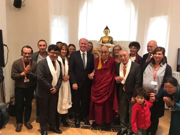 Uwe Becker begrüßt den Dalai Lama im Tibethaus (Foto: Stadt Frankfurt)