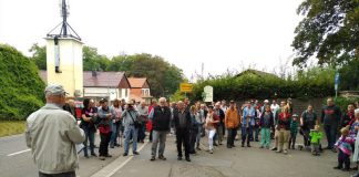 Gespannt lauschten die Wanderer den Anekdoten von Philipp Blödel am Eingang des Schornsheimer Friedhofs (Foto: Heiko Schmittbetz, Ortsgemeinde Schornsheim)