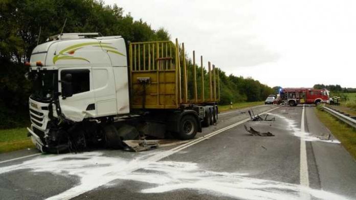 Beschädigter Lastzug (Holztransporter)