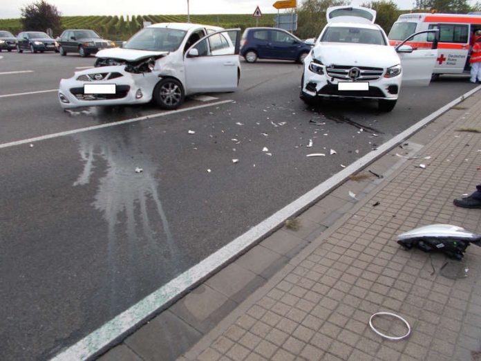 Verkehrsunfall B271 Abfahrt Stadtmitte (Foto: Polizei RLP)