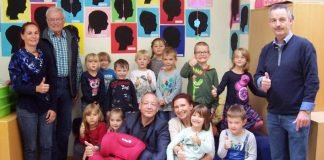 Erzieherin, Gordana Weisser, Vorstandsvorsitzender der Stiftung, Bernd Jung, 1. Beigeordneter, Dr. Frank K. Peter, stellvertretende Leitung Kindertagesstätte, Andrea Iversen, Geschäftsführer Stiftung, Harald Stark. (Foto: Bernd-Jung-Stiftung)