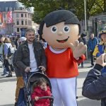 Besucher mit Mainzelmännchen (Foto: Helmut Dell)