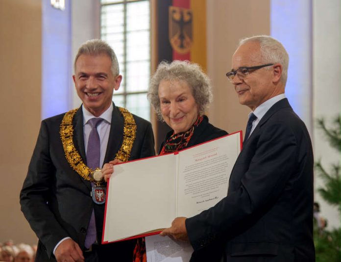 Friedenspreis des Deutschen Buchhandels: OB Peter Feldmann, Preisträgerin Margaret Atwood und Heinrich Riethmüller, Vorstand des Börsenvereins (v.l.n.r.) (Foto: Stadt Frankfurt)