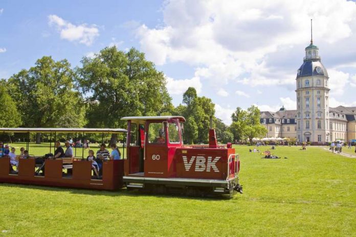 Die Schlossgartenbahn wurde anlässlich der Bundesgartenschau 1967 in Karlsruhe gebaut und feierte in diesem Jahr ihr 50-jähriges Jubiläum (Foto: VBK)