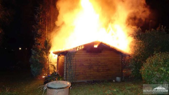 Die Hütte stand in Vollbrand (Foto: Feuerwehr Wiesbaden)