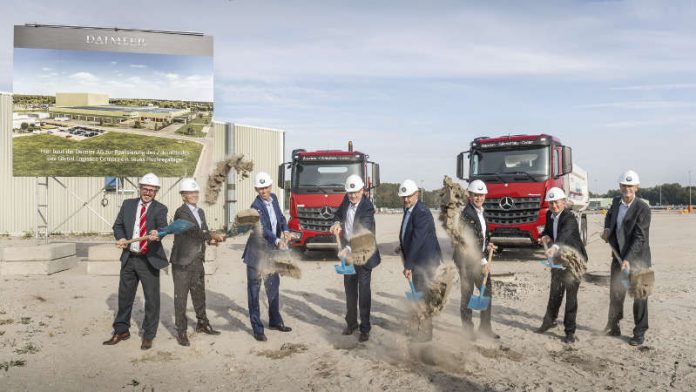 Der offizielle Spatenstich für die Erweiterung des Mercedes-Benz Global Logistics Centers ist gesetzt: Standortleiter Klaus Ziemsky (3.v.l.) eröffnete gemeinsam mit Dr. Fritz Brechtel, Landrat Kreis Germersheim (2.v.l.), Markus Schaile, Bürgermeister der Stadt Germersheim (links), Holger Suffel, Leiter Global Service & Parts Operations Daimler AG (5.v.r.), Ingo Martinho Flachs Nóbrega, Leiter Logistik-Supply Chain und –Prozesse (4.v.r.), Stefan Putzlocher, Leiter Werksplanung (3.v.r.) sowie den für die Erweiterung zuständigen Projektleitern Jan Fischer (2.v.r) und Dieter Müller (rechts) gemeinsam die Baustelle. (Foto: Daimler AG)