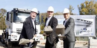 Gerald Jank, Leiter Mercedes-Benz Trucks Operations, Dr. Dennis Nitsche, Bürgermeister der Stadt Wörth am Rhein, und Prof. Dr. Uwe Baake, Leiter Produktentwicklung Mercedes-Benz Lkw, beim symbolischen Spatenstich für den hochmodernen Prüfstand im Mercedes-Benz Werk Wörth (von links nach rechts). (Foto: Daimler AG)