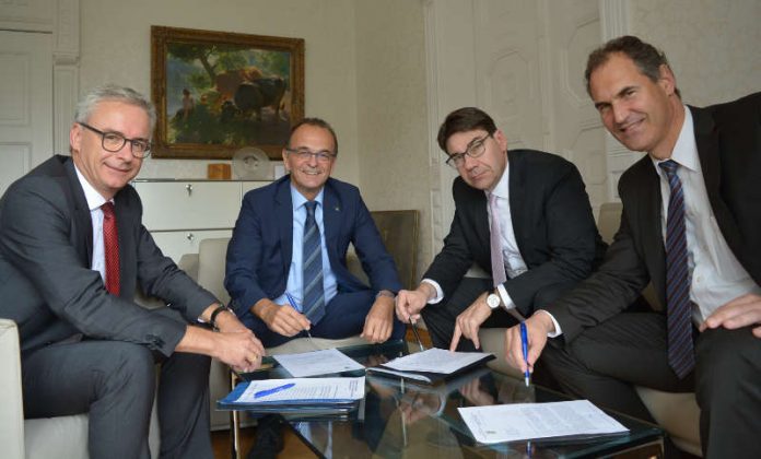 Drängen auf eine schnelle Realisierung der Zweiten Rheinbrücke: Landrat Jürgen Bäuerle (nicht auf dem Foto), Landrat Dr. Christoph Schnaudigel, Landrat Dr. Fritz Brechtel, Oberbürgermeister Thomas Hirsch und Landrat Dietmar Seefeldt (Foto: Landratsamt Karlsruhe)