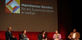 Podiumsgespräch bei der Eröffnung der einander.Aktionstage 2017: Andreas Schmitt, Ute Mocker, Rosa Omenaca Prado, Claudia Schöning-Kalender und Romeo Franz (Foto: Stadt Mannheim)