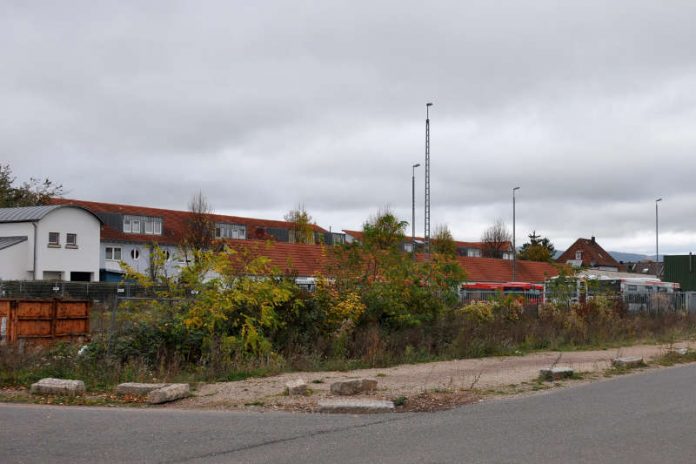 Die frühere Südwestbus-Fläche an der Paul-von-Denis-Straße. Der Stadtrat hat in seiner jüngsten Sitzung dem Ankauf der Fläche zugestimmt, um diese städtebaulich neu zu ordnen und einer neuen Nutzung zuzuführen. (Foto: Stadt Landau in der Pfalz)