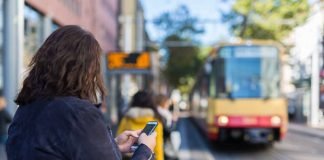 Bezahlen mit dem Smartphone wird im Nahverkehr immer beliebter. Aber ist es auch sicher? (Foto: Gabi Zachmann/KIT)