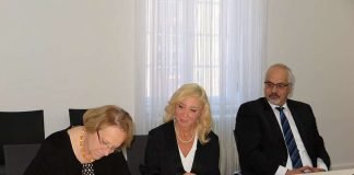 Regierungspräsidentin Nicolette Kressl, Jasmin Sahin (Geschäftsführerin der UNESON gUG), Joachim Frisch (Schul- und Sportamt Stadt Karlsruhe) (Foto: Regierungspräsidium Karlsruhe)