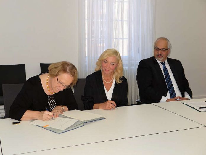 Regierungspräsidentin Nicolette Kressl, Jasmin Sahin (Geschäftsführerin der UNESON gUG), Joachim Frisch (Schul- und Sportamt Stadt Karlsruhe) (Foto: Regierungspräsidium Karlsruhe)