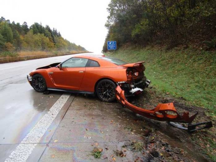 Beschädigtes hochwertiges Fahrzeug