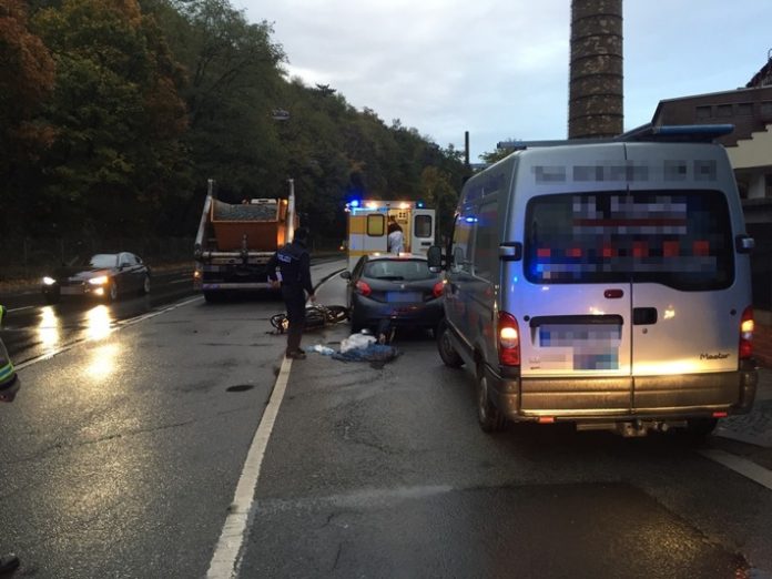 Ein 18-jähriger Motorradfahrer ist am Freitagmorgen bei einem Unfall in der Lauterstraße schwer verletzt worden.