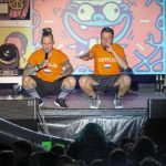 Die Headliner des Abends, die Hip-Hop-Crew 257ers aus Essen, rappten in lustigen Shirts und Kostümen vor bunter Kulisse. (Foto: bigFM/Boris Korpak)