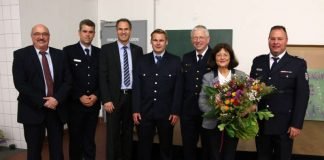 v.l.: Kreisbeigeordneter Helmut Geißer, stellvertretender Kreisfeuerwehrinspekteur (KFI) Karsten Moock, Landrat Dietmar Seefeldt, KFI Jens Thiele, Rudi Götz, Theresia Riedmaier und der stellvertretende KFI Dirk Nerding. (Foto: Kreisverwaltung Südliche Weinstraße)