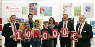 Die Vorstände der Sparkasse Vorderpfalz Dr. Rüdiger Linnebank (2.v.r.), Clemens G. Schnell (r.) und Oliver Kolb (l.) überreichten die 10.000-Euro-Großspende an die Stadtjugendkapelle Speyer e.V.. (Foto: Sparkasse Vorderpfalz/Klaus Venus)