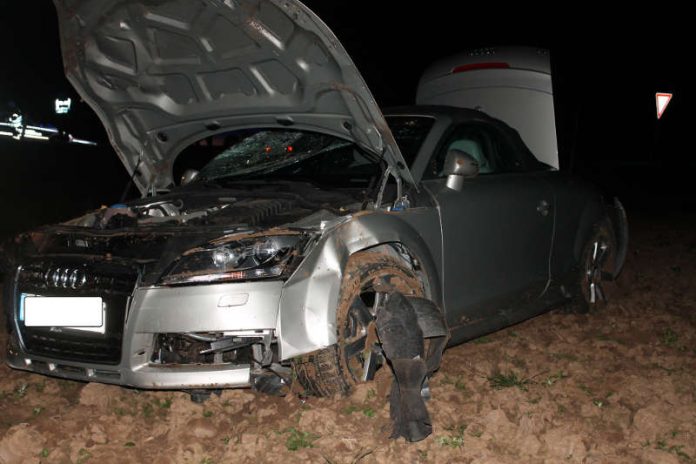 Das im Acker stehende Unfallfahrzeug (Foto: Polizei RLP)