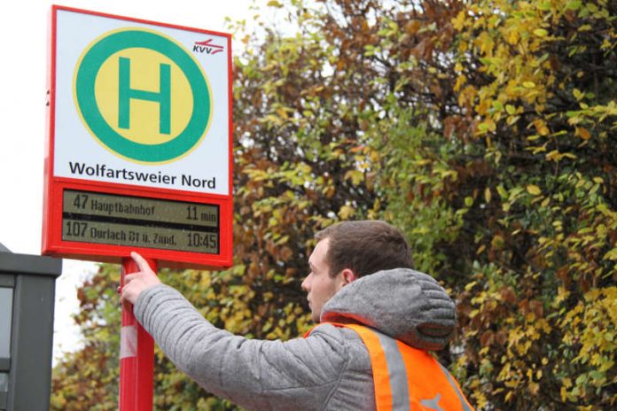 Michael Kocheisen, der bei den VBK für die Umsetzung des Projekts zuständig ist, am neuen Anzeiger der Bus-Haltestelle Wolfartsweier Nord. (Foto: VBK)