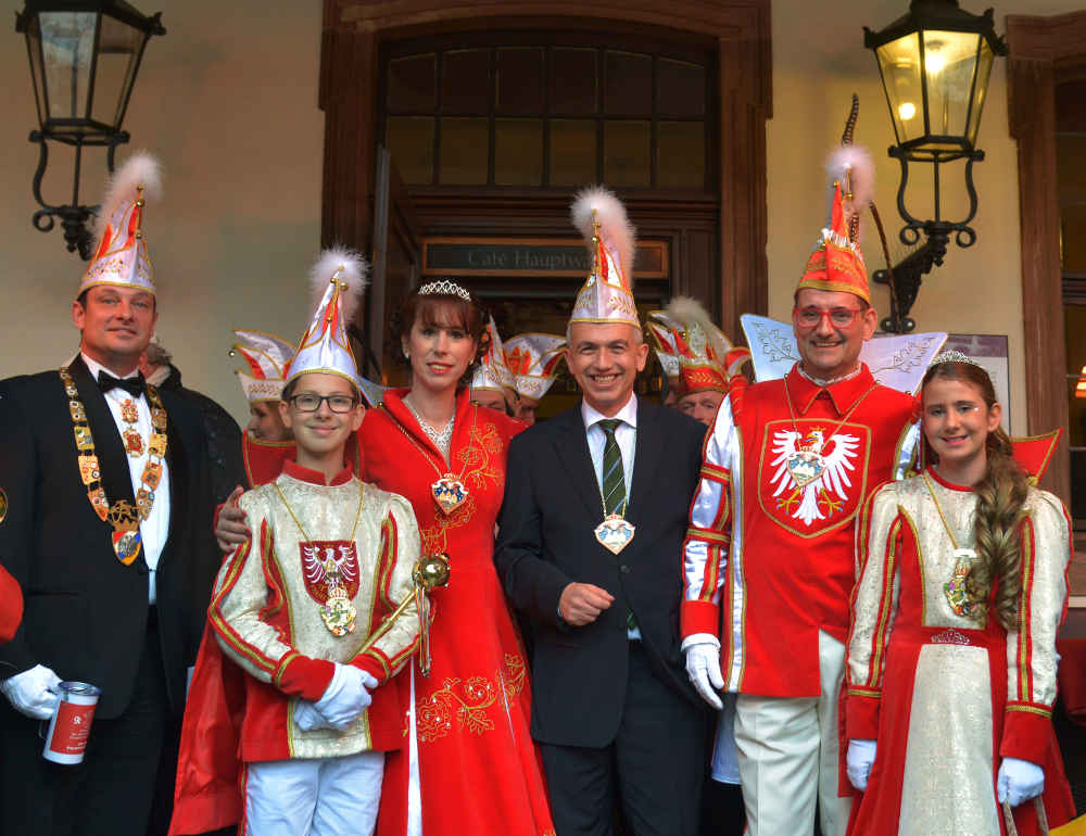 Auf der Hauptwache wurde die diesjährige Session eröffnet (v.l.n.r.): Axel Heilmann, Präsident des Großen Rats, Kinderprinz Nicolas I., Prinzessin Conny I., Oberbürgermeister Peter Feldmann, Prinz Mathias I. Kinderprinzessin Shanice I. (Foto: Bernd Kammerer)