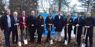 v.l. MdB Dr. Thomas Gebhart, Vorsteher Dr. Günter Geisthardt, Architekt Andreas Müller, MdL Wolfgang Schwarz, ehemalige Landrätin Theresia Riedmaier, Oberin Schwester Isabelle Wien, MdB Thomas Hitschler, Bethesda-Geschäftsführer Dieter Lang, Oberbürgermeister Thomas Hirsch, Landrat Dietmar Seefeldt. (Foto: Diakonissen Speyer-Mannheim)