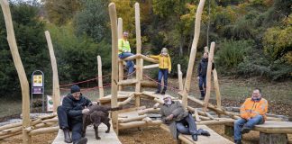 Probeliegen beim Pressetermin am 16. November 2017 zur Neugestaltung der „Spiel- und Chill-Landschaft“ am Philosophenweg: Bürgermeister Wolfgang Erichson (vorne mittig) und Dr. Ernst Baader (vorne links), Leiter des Landschafts- und Forstamtes, mit Hund Leo sowie Mitarbeiterinnen und Mitarbeiter des Landschafts- und Forstamtes. (Foto: Philipp Rothe)