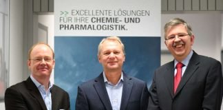 r. Klaus Alberti (Mitte) und Jochen Schmidt (links) tauschen die bisherigen Aufgabengebiete. Dr. Klaus Alberti ist ab 1. Januar 2018 gemeinsam mit Thomas Schmidt (rechts) Geschäftsführer von Infraserv Logistics, Jochen Schmidt leitet künftig die Zentralfunktion Unternehmensentwicklung und Kommunikation von Infraserv Höchst. (Foto: 2017 Infraserv GmbH & Co. Höchst KG)