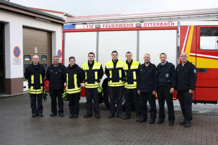 Uwe Kafitz, Peter Szombach, Andre Mayenfels, Kevin Lothschütz, Jan Fröhlich, Daniel Schulz, 2. stv. Wehrleiter Danny Schulz, 1. stv. Hendik Braun und Wehrleiter Matthias Apfelbeck. (Foto: Feuerwehr VG Otterbach-Otterberg)